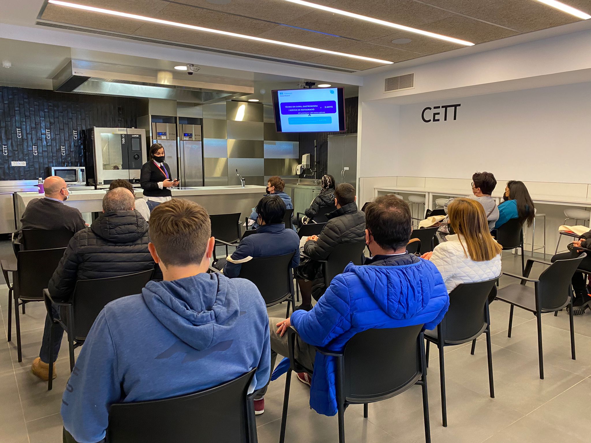 Photography from: Sesiones informativas presenciales de grados y ciclos del CETT este enero | CETT